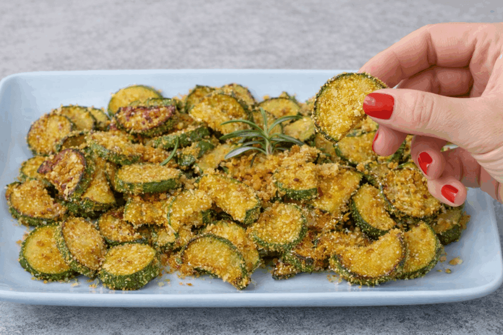 Con un po’ di pangrattato e parmigiano queste zucchine in padella sono venute così saporite che ne avrei mangiate anche il doppio con solo 88 Kcal!