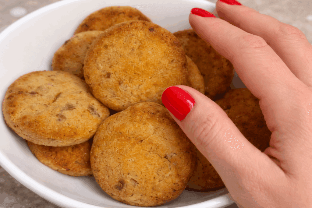 Sono mesi che non uso zucchero né farina nei dolci, e questi biscotti sono diventati una delle ricette che rifaccio di più: con soli 2 ingredienti mi tolgono la voglia di dolce senza alzarmi di botto la glicemia!