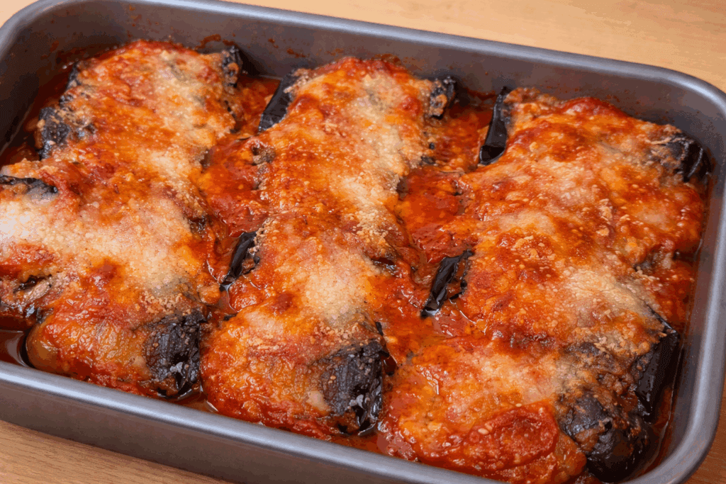 Non friggo più le melanzane da quando preparo questi involtini al forno così morbidi, filanti e super saporiti con prosciutto e mozzarella!