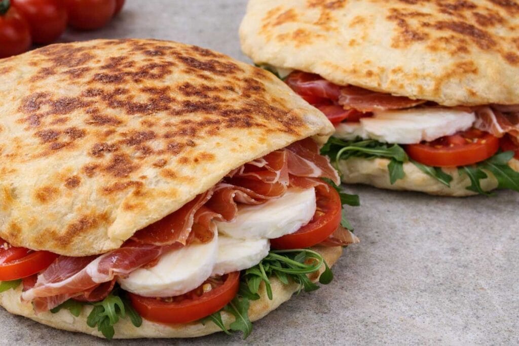 Sto a dieta ma non rinuncio al pane: lo faccio in padella, si gonfia come un palloncino e mi sazia per ore. Niente lievito, pochi ingredienti e una tasca perfetta da farcire come voglio!