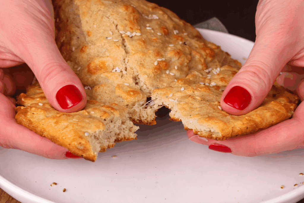 Non pensavo che un pane low carb così semplice potesse venire tanto buono, invece l’ho rifatto più volte del previsto e non mi stanca mai!