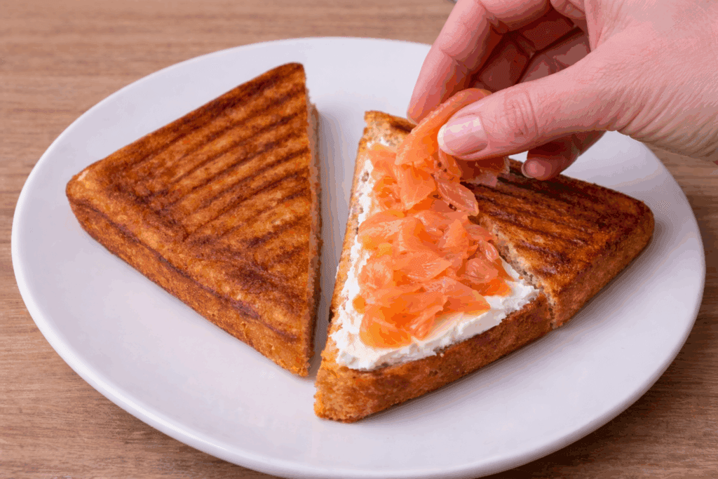 Sto facendo la chetogenica e ho fatto questo toast velocissimo in 13 minuti per cena, ed è venuto davvero bene (con appena 2 grammi di carboidrati)