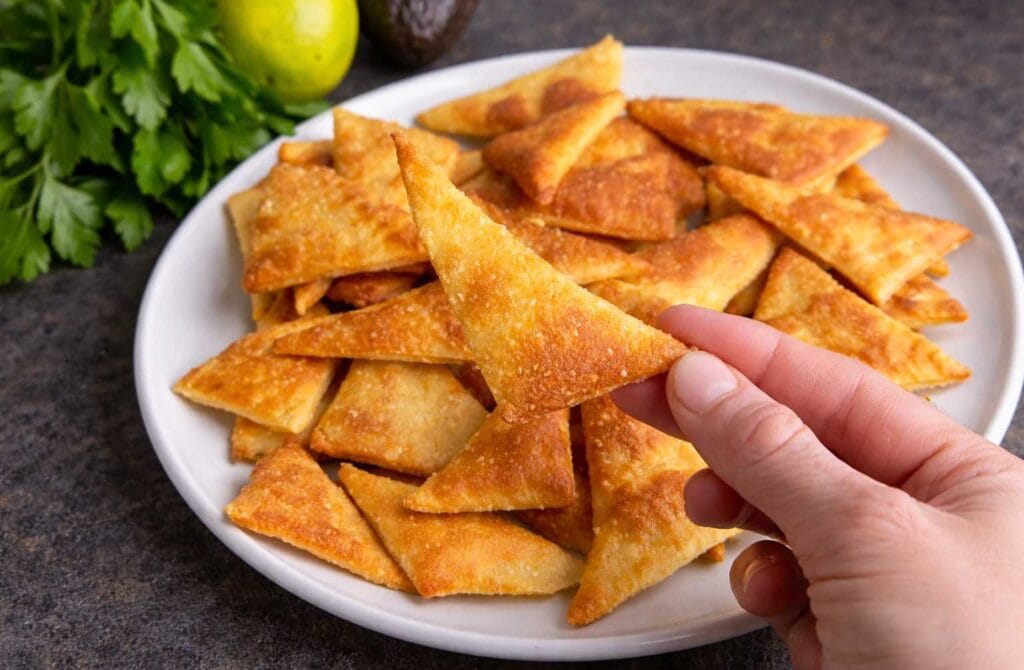 Ormai quando mi va di sgranocchiare qualcosa, mangio sempre queste chips keto senza farina: così croccanti che uno tira davvero l’altro!