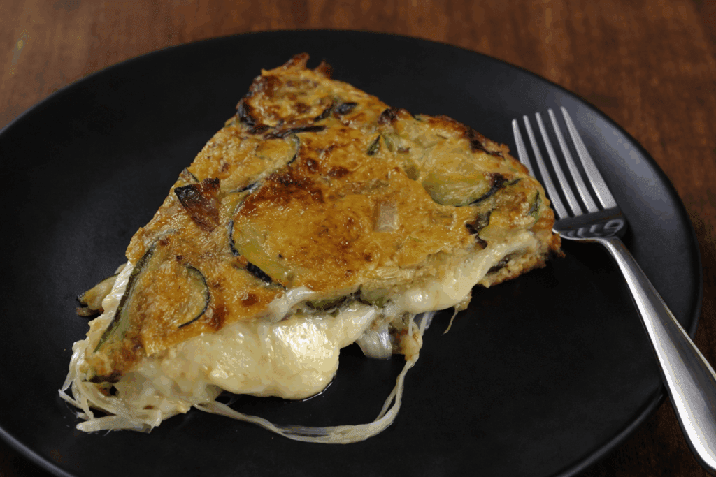 Ormai sono anni che non friggo più le zucchine, ma le mangio così al forno: è tutto morbido e filante e con solo 190 Kcal!