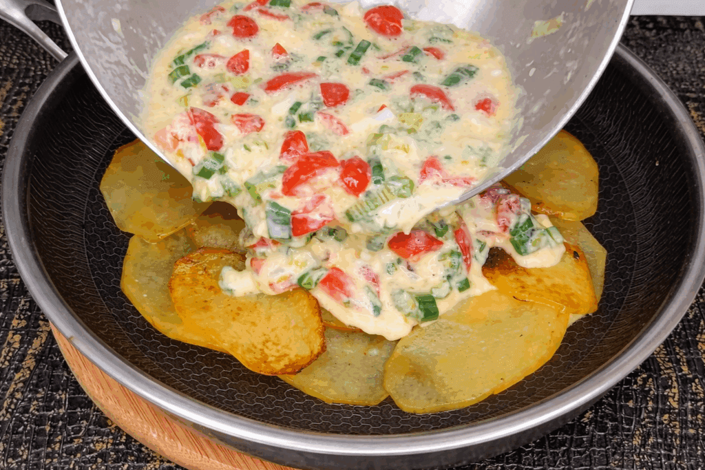 Pensavo alla solita frittata, poi ho aggiunto patate e verdure ed è uscita una cena così buona e completa che ormai la rifaccio spesso!