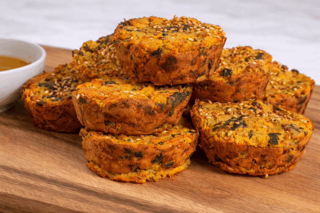 Per cena mi sono preparata questi buonissimi muffin di ceci e zucchine: facili da fare e buonissimi con qualsiasi salsa!