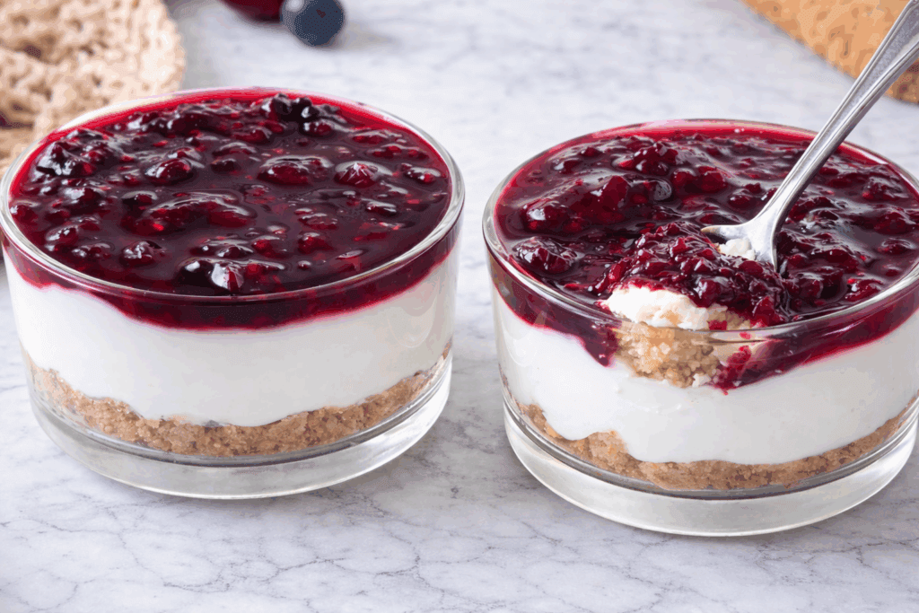 Queste mini cheesecake light mi salvano sempre in estate: velocissime da fare, fresche, buone e ottime per la dieta!