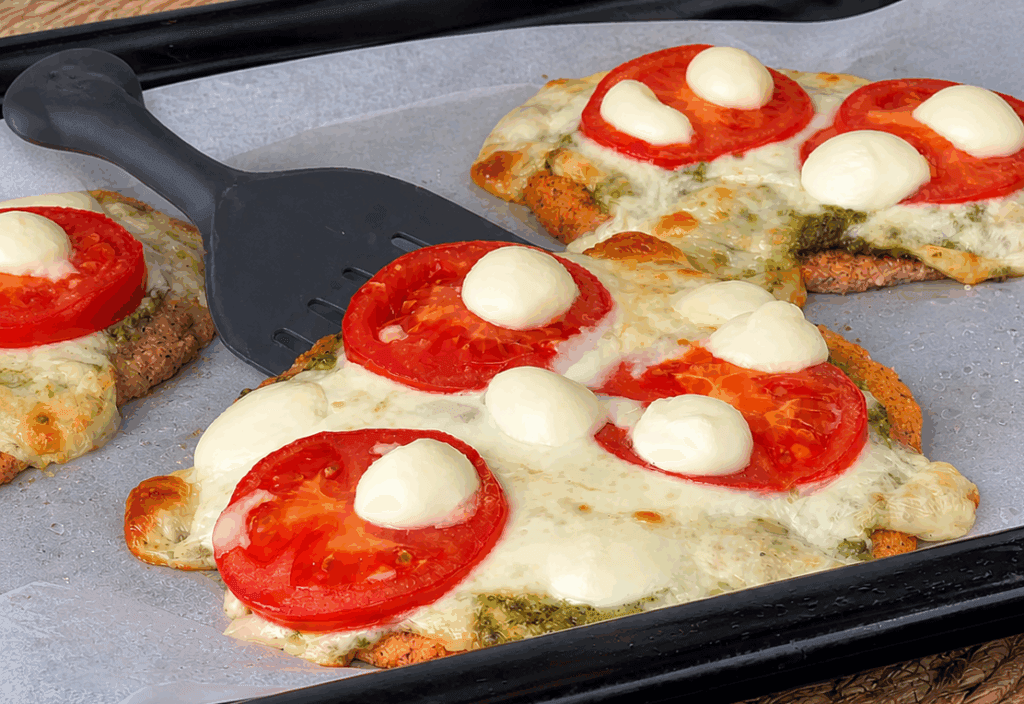 Pizza senza farina: questa è la mia base proteica che sazia e si farcisce come una pizza vera, filante, saziante e diversa dal solito ma buonissima!