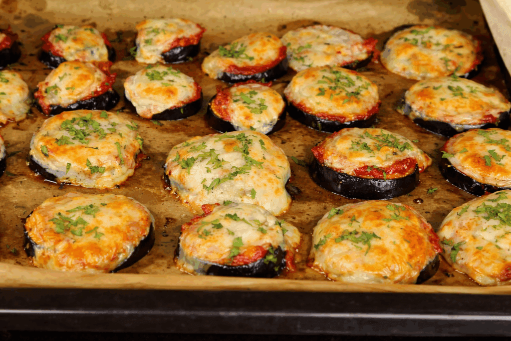 Non friggo più le melanzane da quando le faccio così: queste pizzette al forno sono facili, saporite e una tira davvero l’altra!