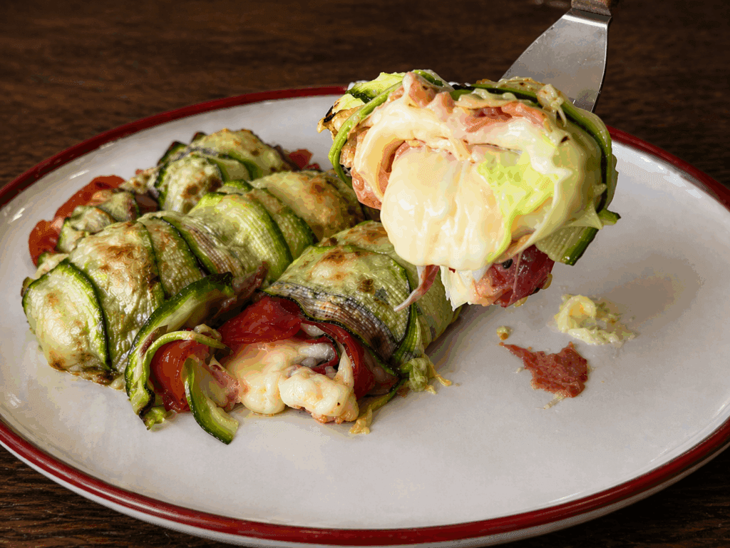 Ho arrotolato zucchine, prosciutto e formaggio ed è venuta fuori una cena super buona perfetta anche per perdere peso: uno tira subito l’altro!