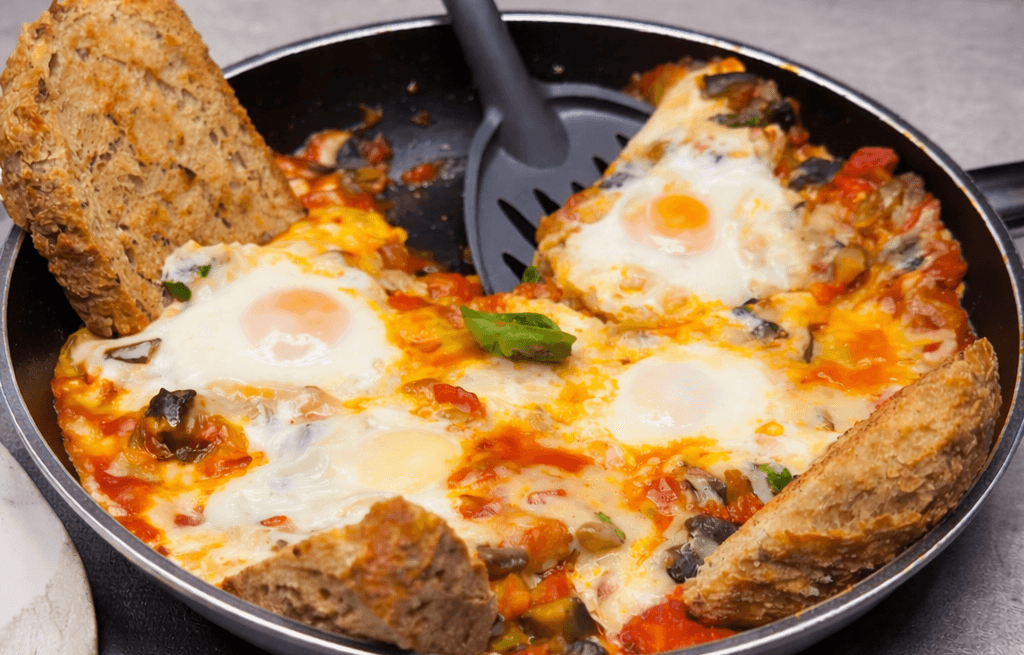 Uova in padella con melanzane