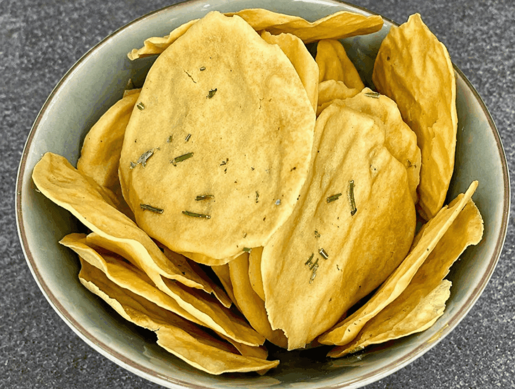 Ho trovato il giusto compromesso, queste chips sono perfette da sgranocchiare anche la sera davanti alla tv, senza farina e patate!
