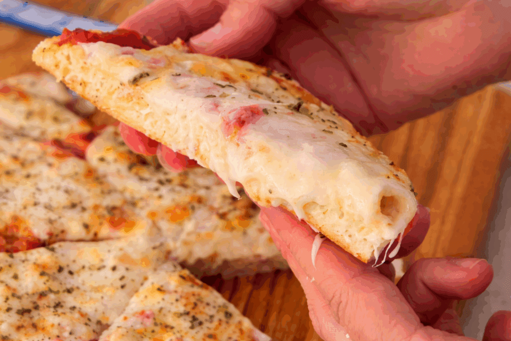 Sto facendo la dieta keto prima dell’estate e stasera mangio questa bella pizza keto senza farina, intera ha 460 kcal: facile, veloce e anche buona!