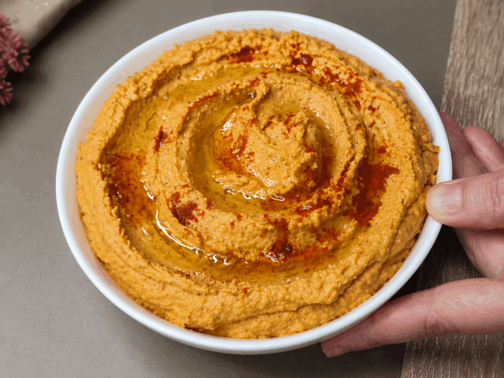 Quando arrostisco i peperoni, una parte finisce quasi sempre in questo hummus perché viene troppo buono e poi finisco per usarlo su tutto!