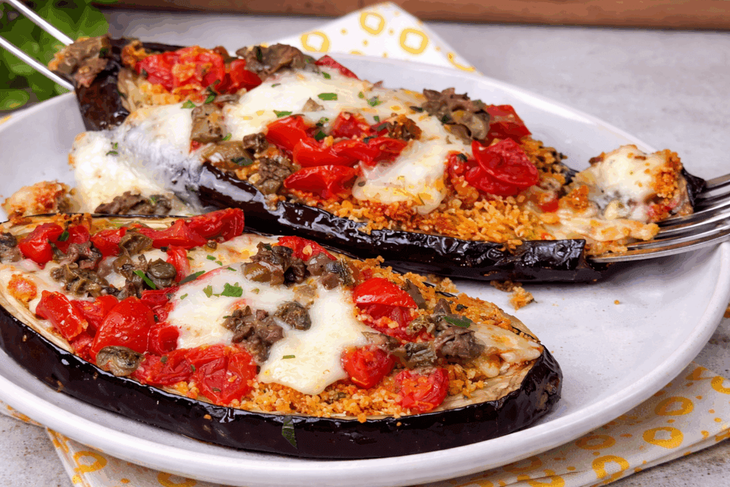 Melanzane gratinate con pomodorini, capperi e mozzarella: la ricetta che mi riporta subito all’estate