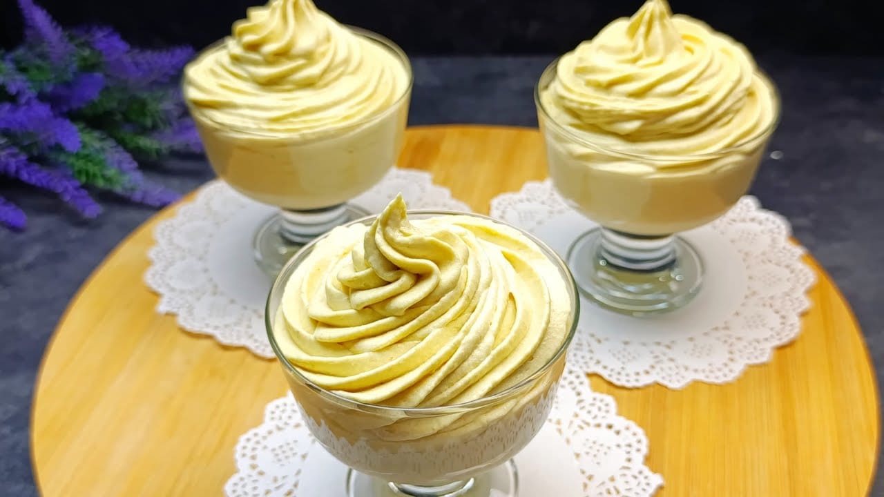 Dessert cremoso banana e latte