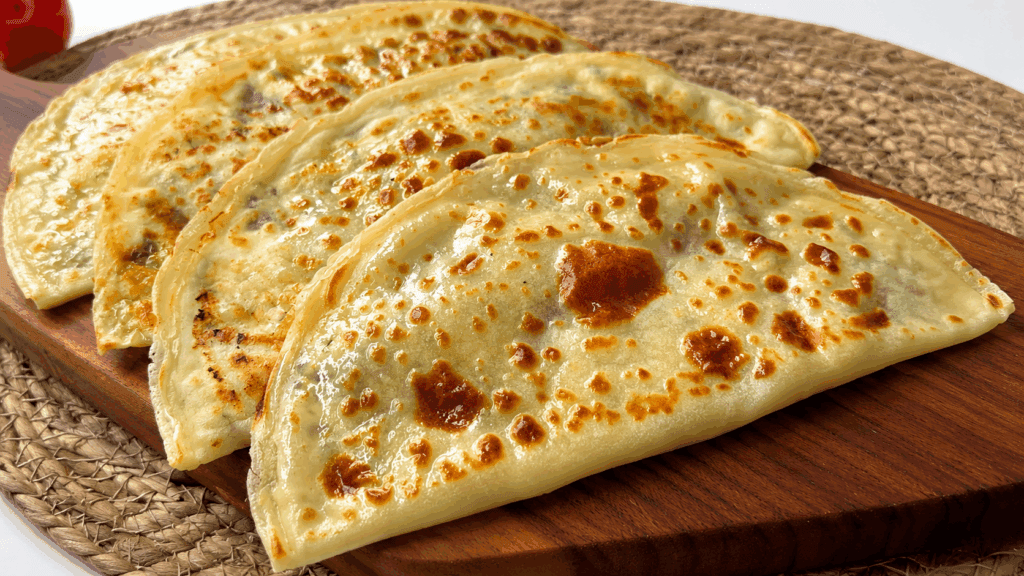 Queste crepes senza uova sono venute morbide dentro e dorate fuori: si fanno in pochi minuti, le riempi con quello che vuoi e sono perfette per cena!