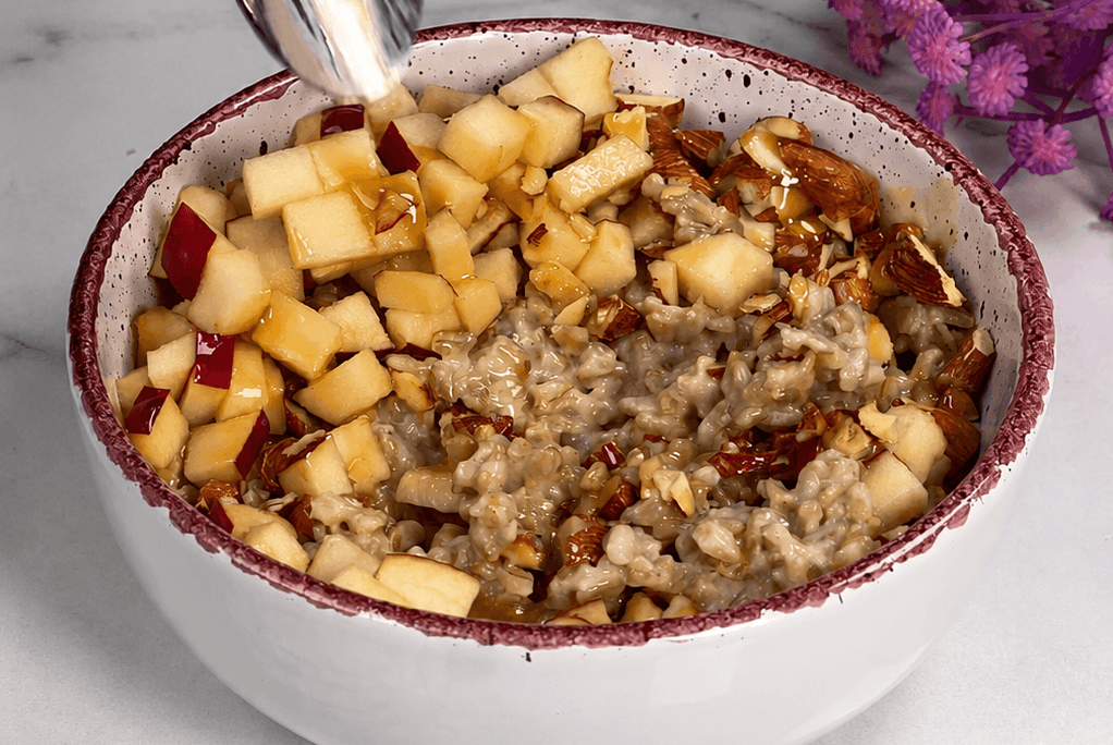 Porridge di avena, mandorle e mela