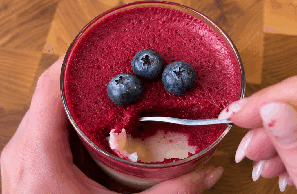 Questa panna cotta proteica si fa in poco e ha solo circa 57 calorie a porzione: ce l’ho sempre a portata di mano in frigo così non sgarro!