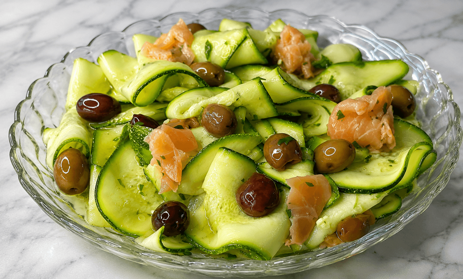 Insalata di zucchine marinate con salmone e olive