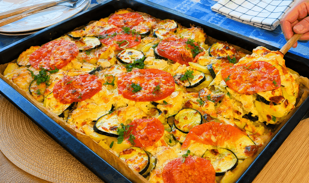 Patate, pollo e zucchine in un’unica teglia: ti salva la cena subito senza sporcare mille pentole, è venuto tutto filante, saporito e super saziante!
