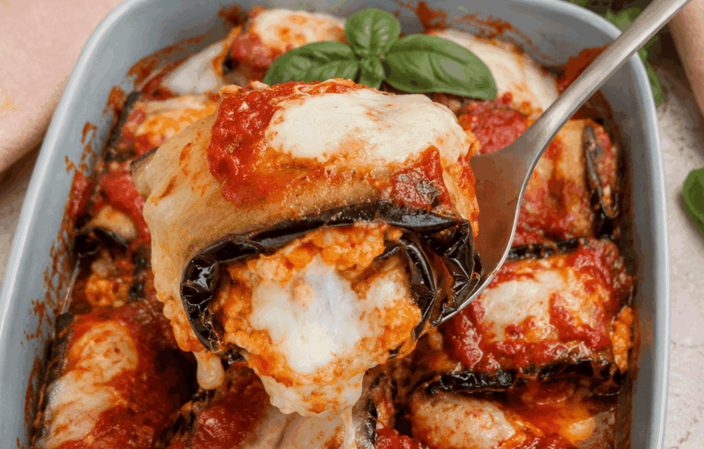 Ho grigliato le fette di melanzana invece di friggerle e sono venuti degli involtini leggeri ma super saporiti, a pranzo sono la fine del mondo!