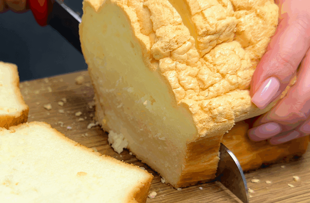 Questo pane low carb è la mia alternativa quando voglio evitare farine e carboidrati: soffice, proteico e perfetto anche da tostare