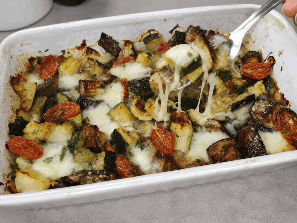 Quando ho melanzane e zucchine in frigo preparo questa teglia al forno: resta morbida, saporita e con la mozzarella che fila