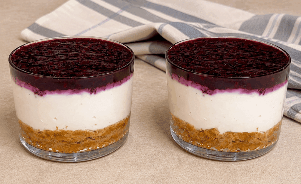 Cheesecake light allo yogurt e frutti di bosco, le preparo prima e ce le ho sempre pronte in frigo: così non mangio schifezze!