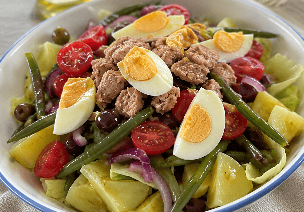 Insalata estiva con patate, tonno e uova