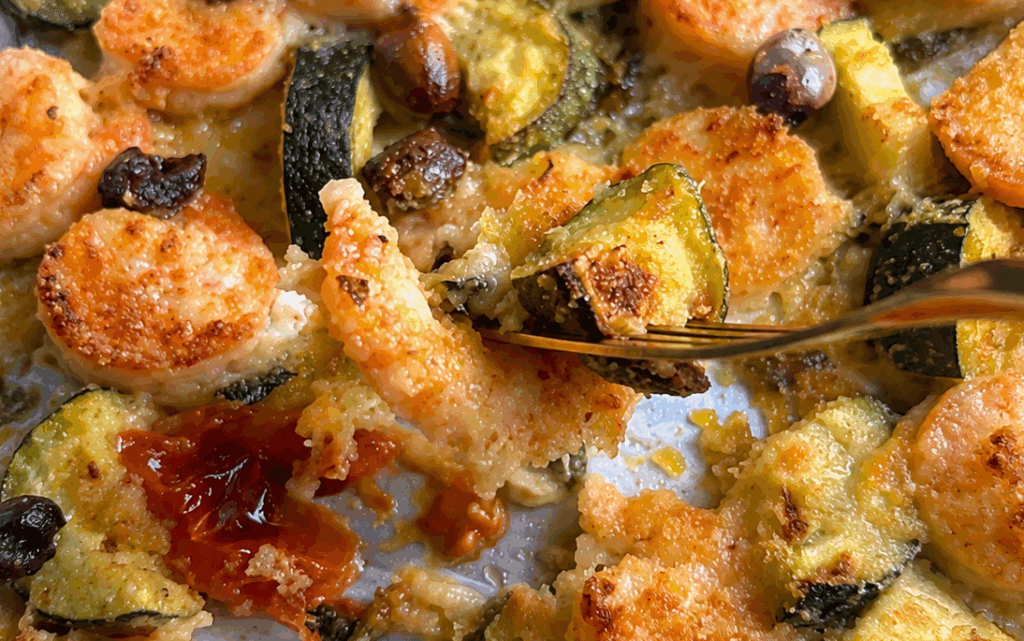 Ho messo gamberi, zucchine e olive taggiasche in teglia e con una panatura bella croccante sono venuti pazzeschi: è perfetta per una cena d’estate!