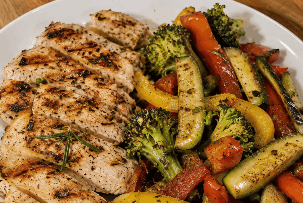 Pollo alla griglia con verdure saltate, la ricetta keto semplice ma saporita che non stanca mai: perfetta per cena ma anche a pranzo!