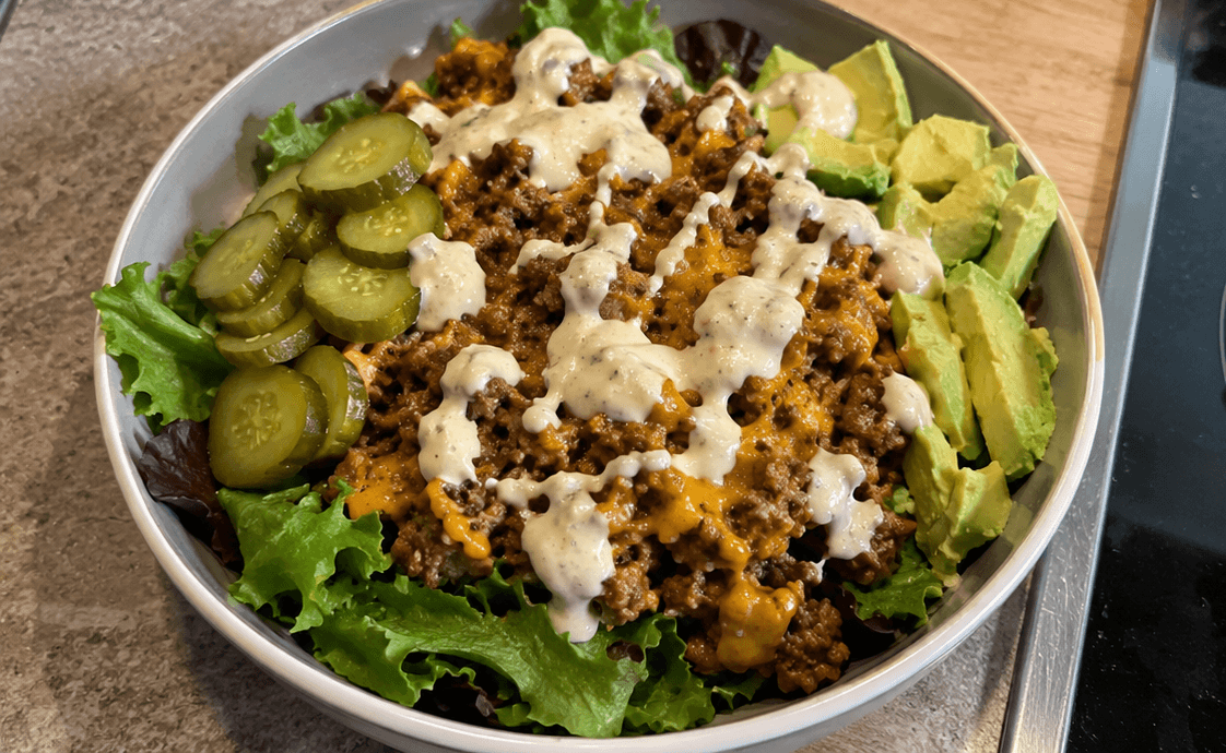 Burger bowl keto con hamburger, cheddar e avocado