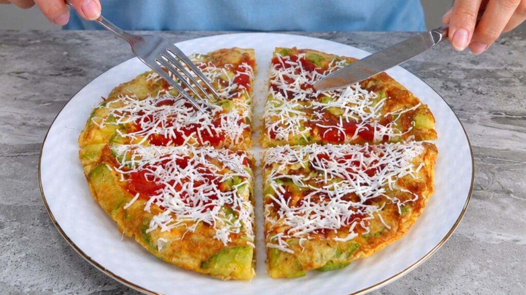 Non la faccio più solo con le uova: aggiungo zucchine, pomodori e formaggio e viene una cena veloce e economica che sazia davvero!