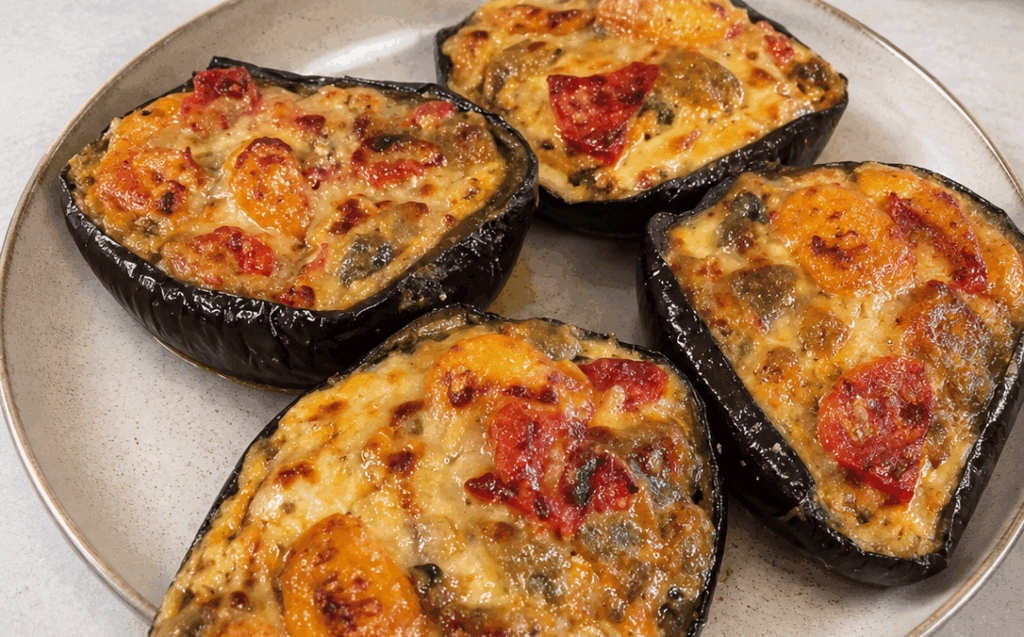 Ho svuotato le melanzane e le ho riempite con pomodorini, basilico e stracciatella: sono venute una meraviglia, me ne basta una e sto a posto!