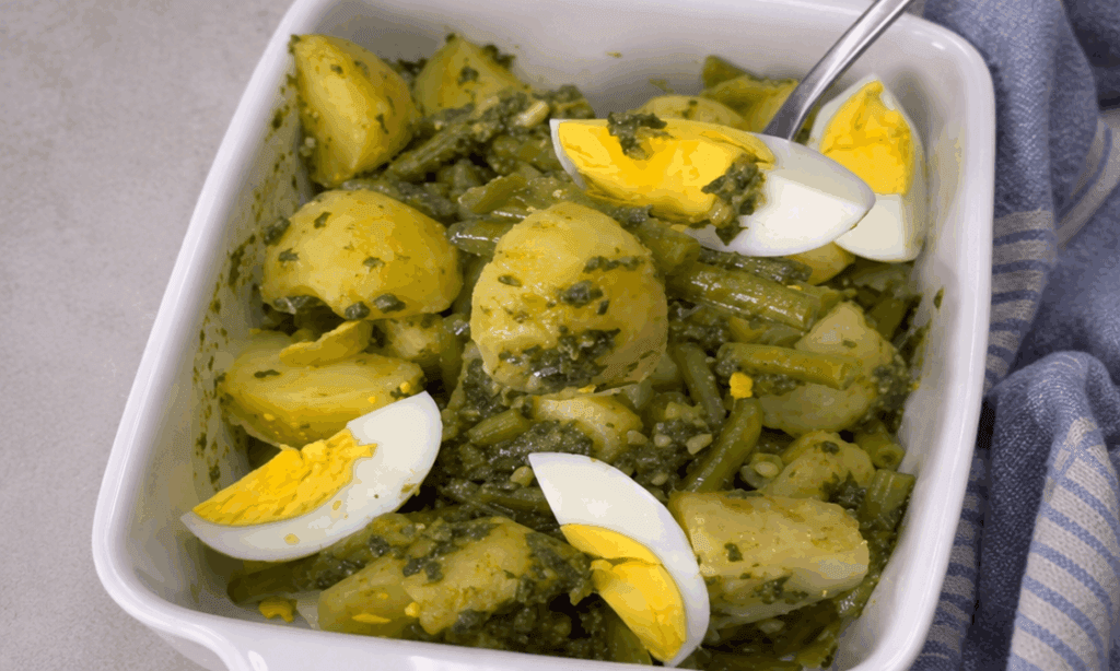 Volevo restare leggera perché soffro tanto il caldo, così oggi mi sono fatta questa insalata fresca estiva: è cremosa, saporita e perfetta da tenere in frigo