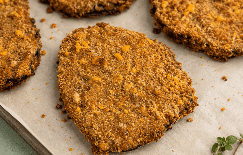 Sembrano cotolette di carne, ma sono melanzane: croccanti fuori, morbide dentro e cotte al forno senza friggere (la panatura è pazzesca)