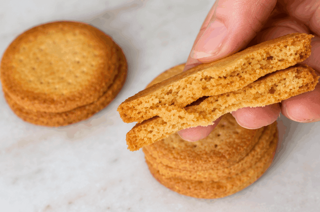 Li faccio in padella ma sembrano usciti dal forno: questi biscotti al burro vengono morbidi, croccanti e e buonissimi
