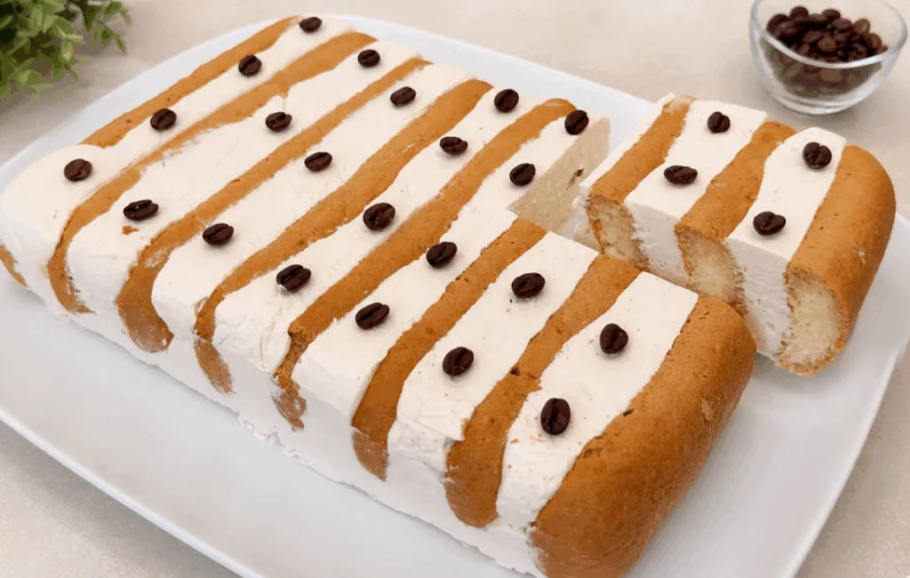 Niente mascarpone e poca fatica: questo dessert al caffè fa sempre la sua bella figura e non ti appesantisce neanche troppo