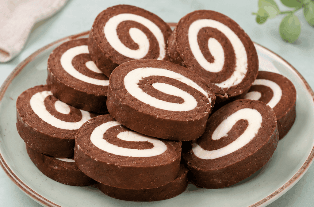 Lo arrotoli, lo metti in frigo e il giorno dopo hai un dessert al cioccolato fresco, cremoso e pronto da tagliare a fette: è la mia furbata sana dell’estate