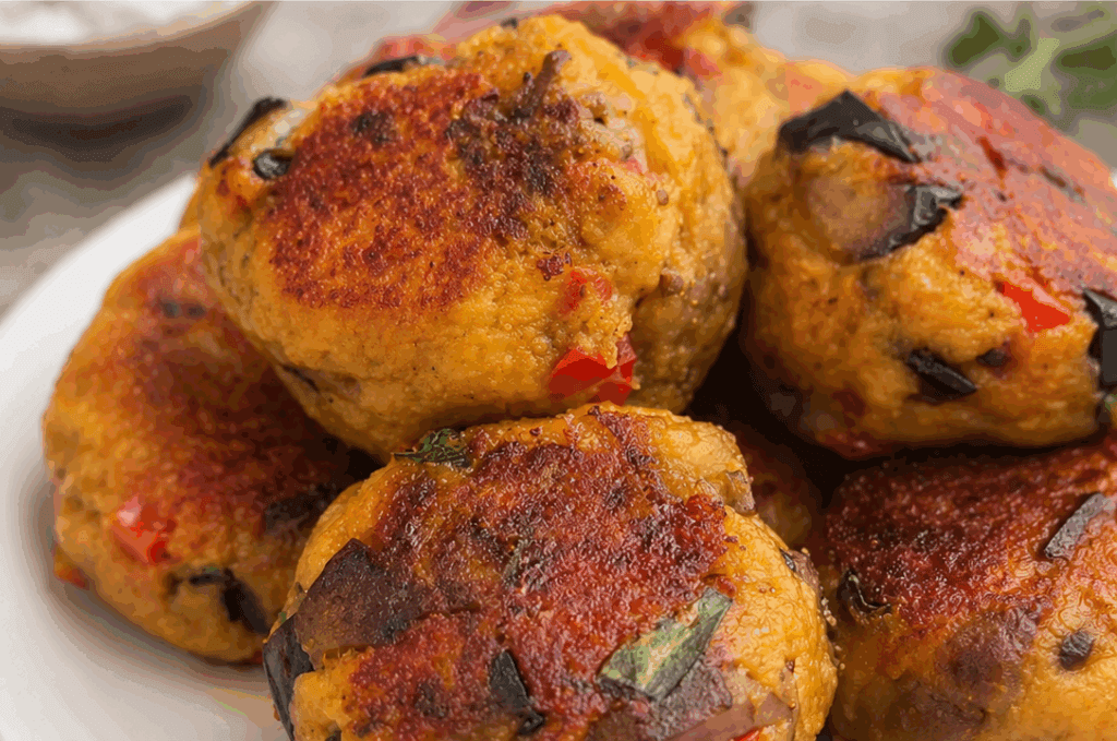 Miracolo, non le friggo: queste polpette di melanzane vengono morbide dentro, dorate fuori e sono buone da impazzire
