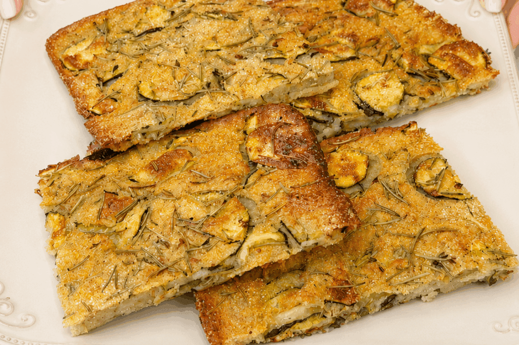 La schiacciata di zucchine più furba dell’estate senza lievito e senza uova: viene sottile, dorata e così croccante che una sola teglia non basta mai!