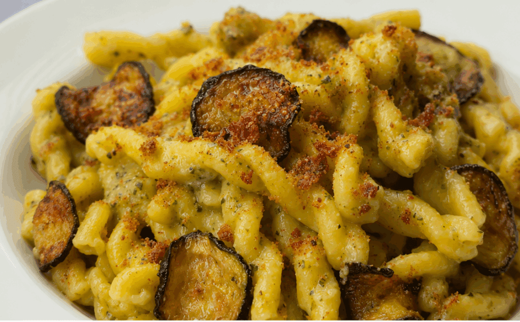 Niente panna, eppure questa pasta di zucchine viene tanto cremosa, saporita e ti salva pranzo e cena in poco più di mezz’ora