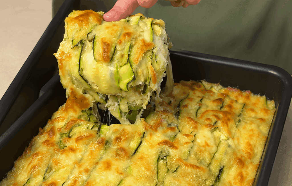 Una lasagna furba senza pasta, solo zucchine sottili: ho tirato su la prima fetta e filava da impazzire, è stato amore al primo assaggio!