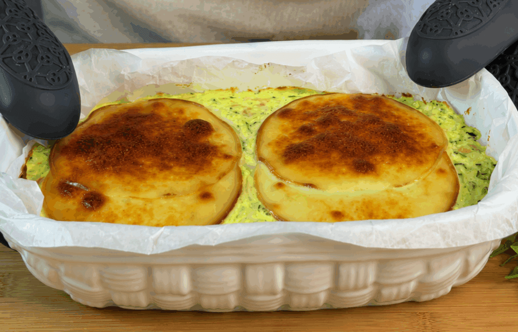 Questa frittata di zucchine non la faccio in padella, ma in forno: viene alta, morbida e super saporita e non devo nemmeno girarla