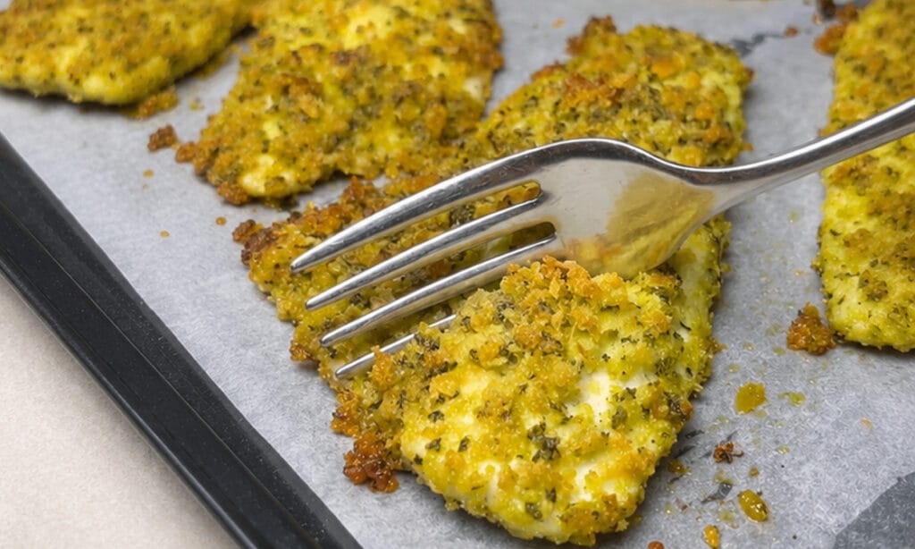 Il trucco è frullare il pane con basilico e limone: questa gratinatura sul pesce è una cosa pazzesca, viene croccante, fresco e saporito!