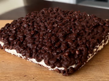 Dessert croccante di riso soffiato e cioccolato