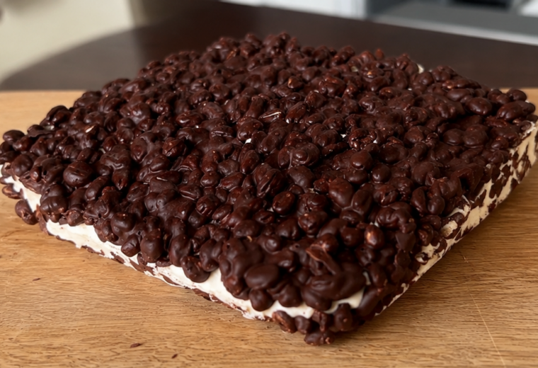 Dessert croccante di riso soffiato e cioccolato