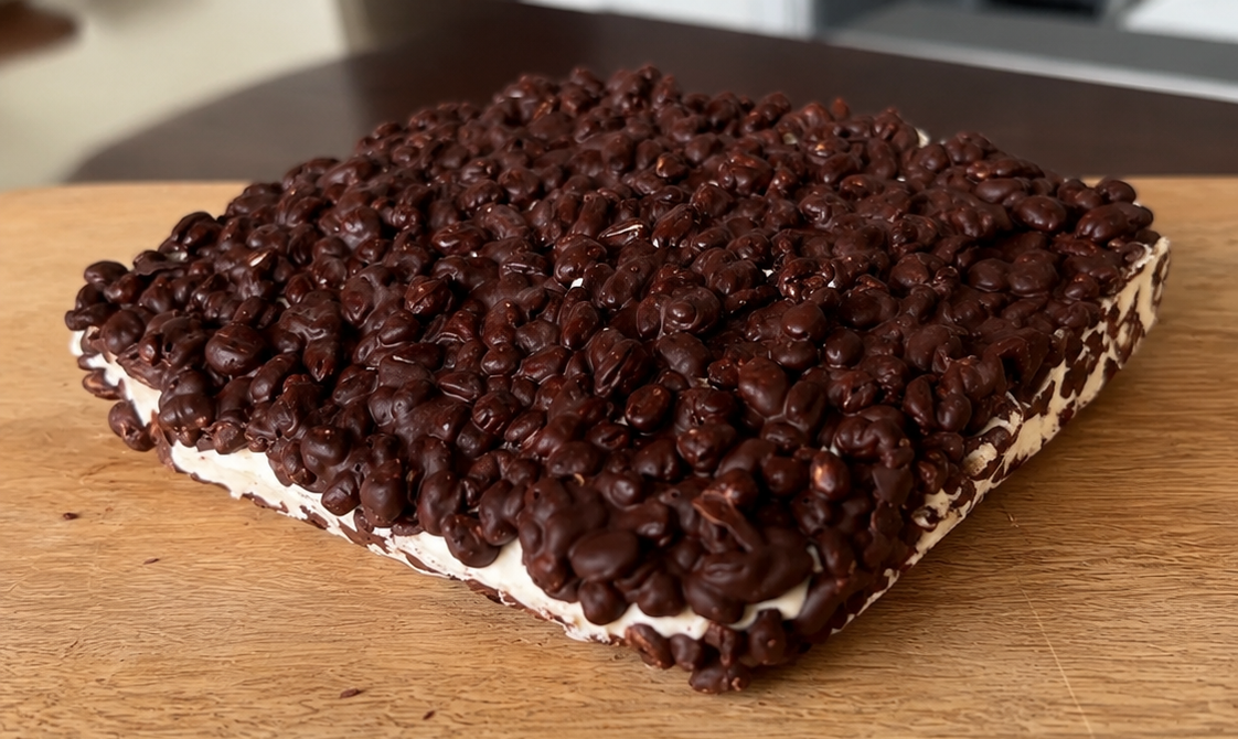 Dessert croccante di riso soffiato e cioccolato