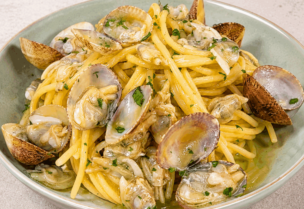 Gli spaghetti alle vongole sembrano facili, ma se salti questo passaggio vengono asciutti e senza cremina: ormai sono anni che non sbaglio mai!